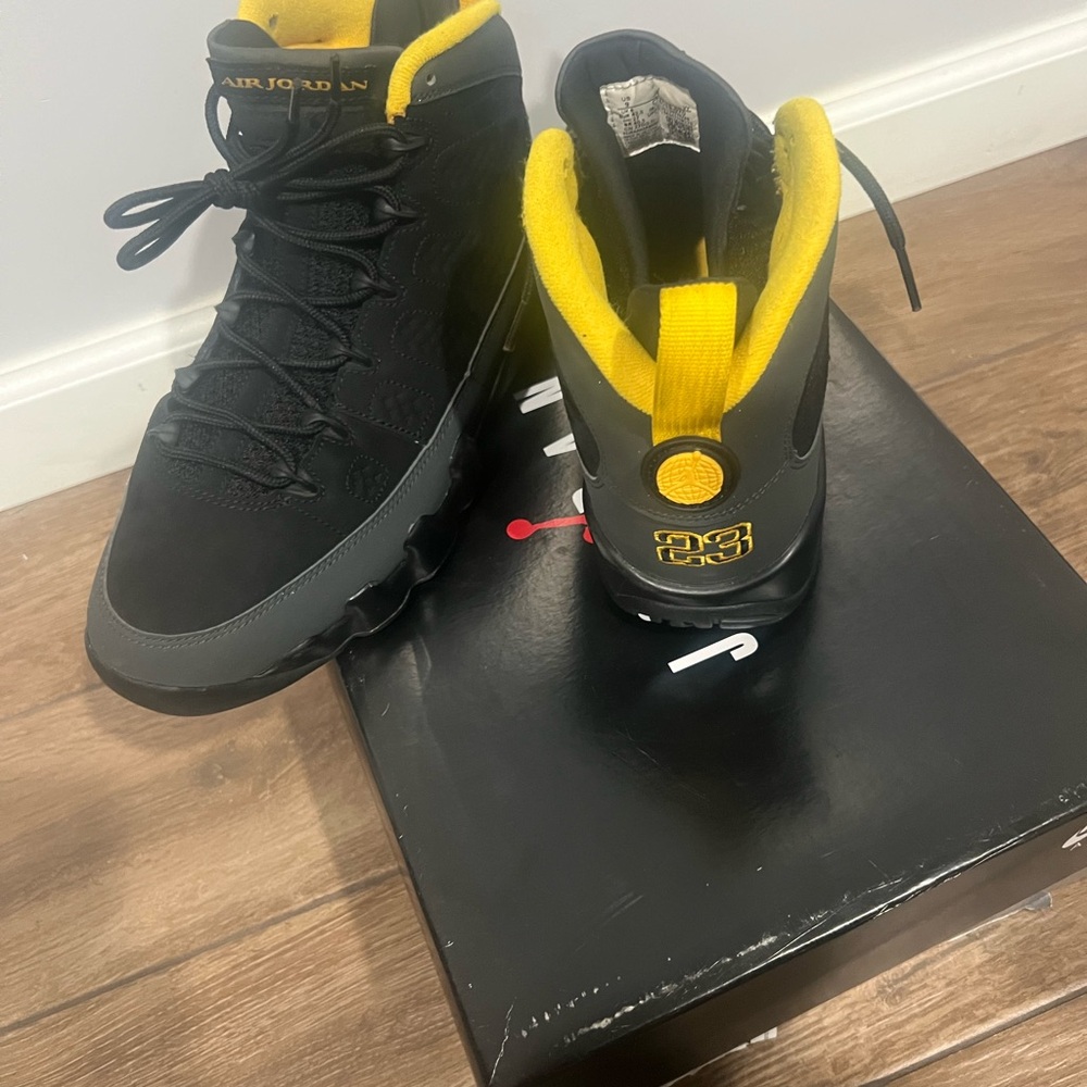 Air Jordan 9 Retro 
Size 9